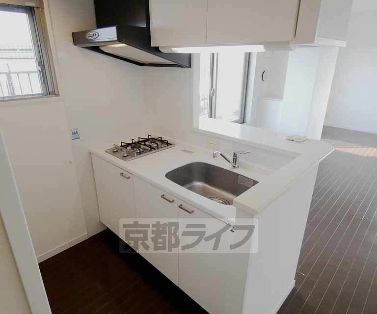 キッチン　広い日当たりの良いお部屋です。