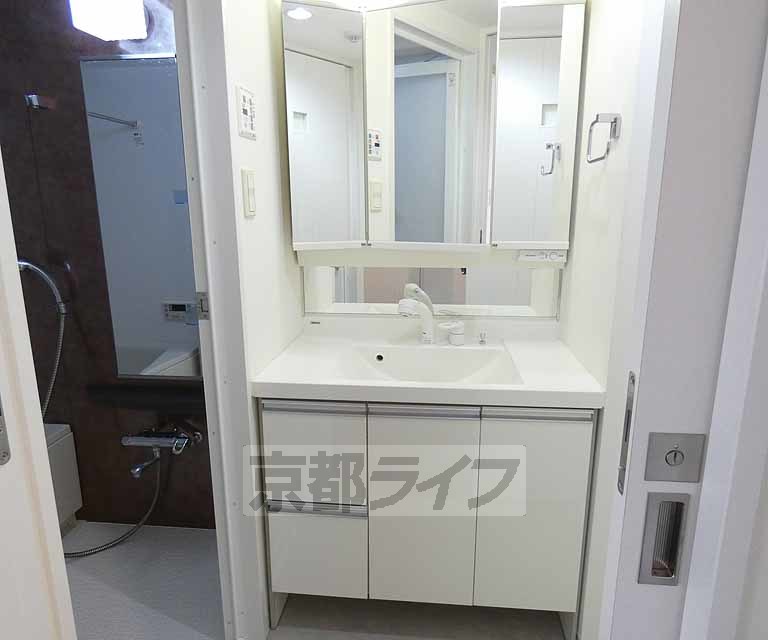 洗面設備　広い日当たりの良いお部屋です。