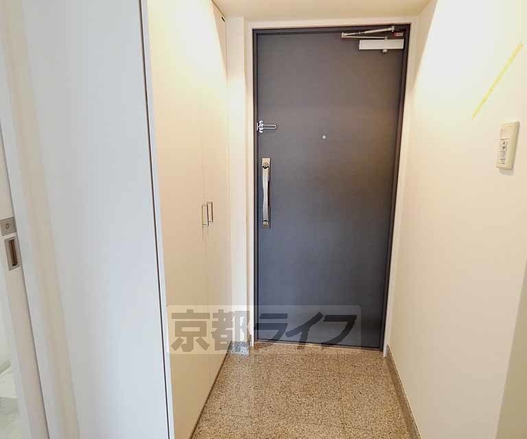 玄関　広い日当たりの良いお部屋です。