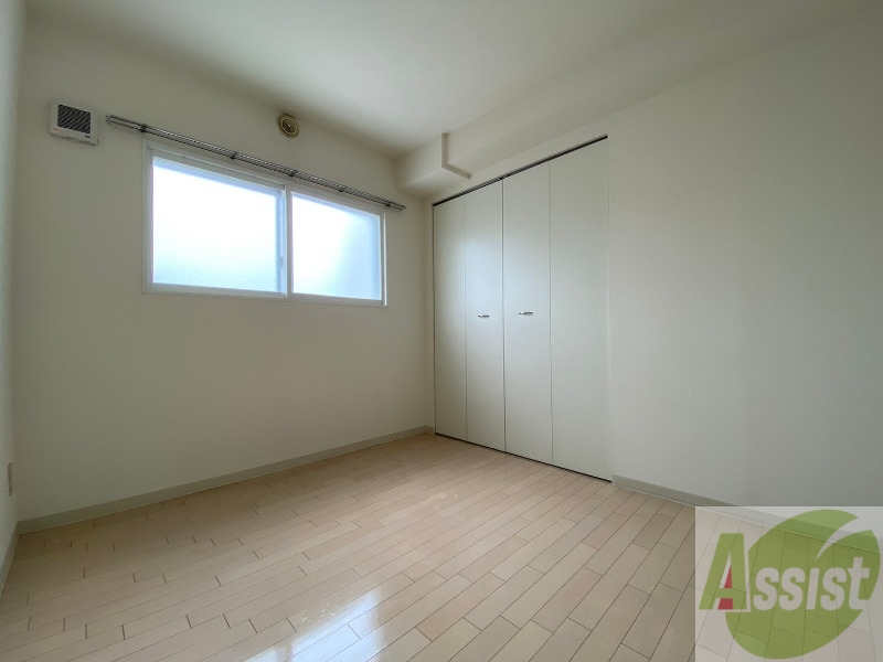 その他部屋・スペース　寝室はこちらです。光が差し込む、温かみのあるお部屋です。