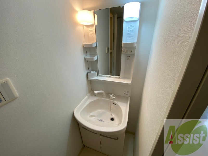 洗面設備　独立洗面台です。大きくてよいですね。シャンプーもできます。