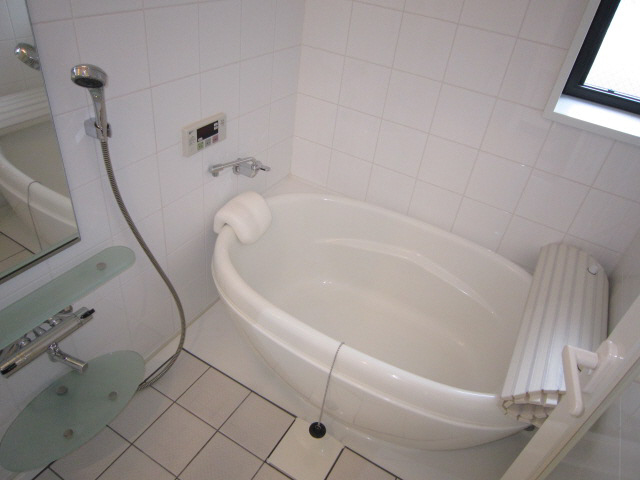 バス・シャワールーム　コンパクトで使いやすいお風呂です