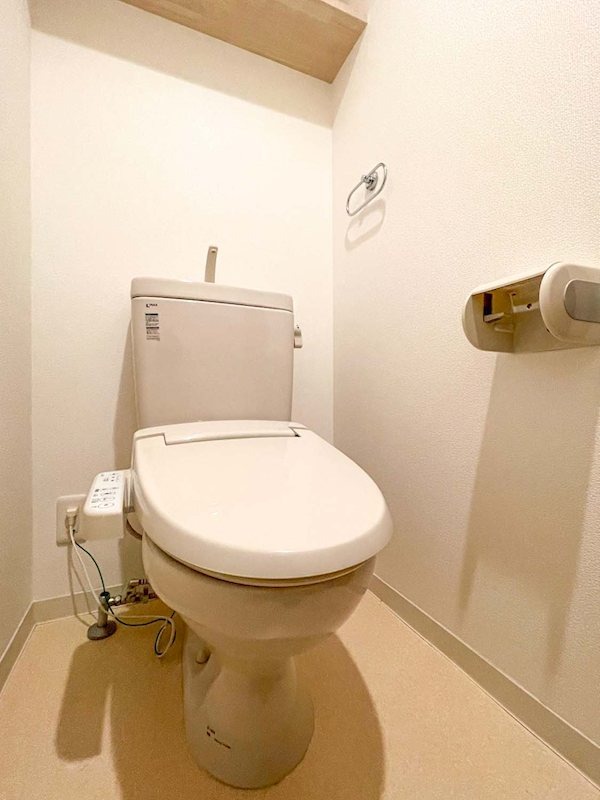 トイレ　温水洗浄便座付きです