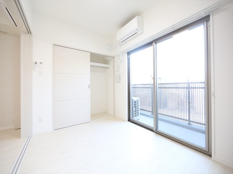 バルコニー　洋室5帖　エアコン完備　クローゼット付　バルコニー
