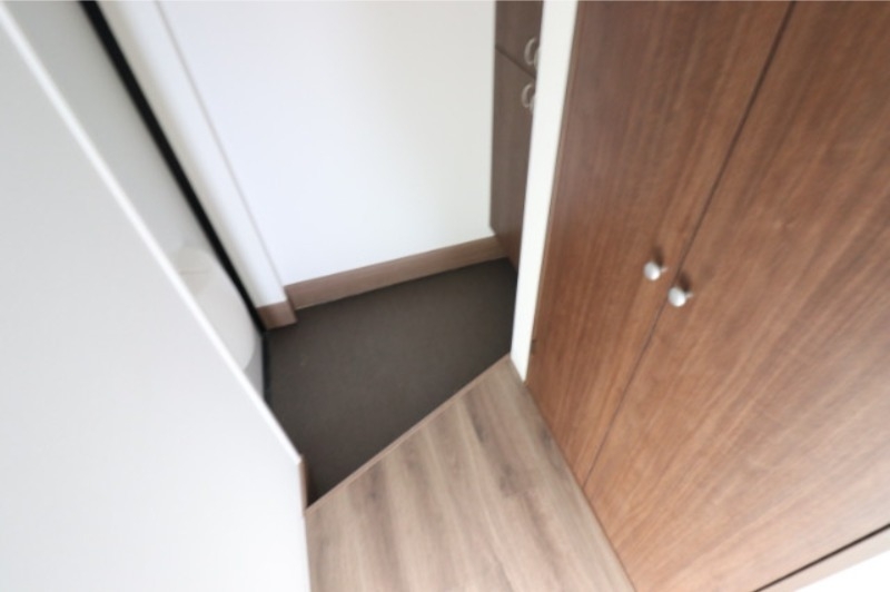 玄関　包みこむ木のやさしさと光溢れるあたたかな広々空間