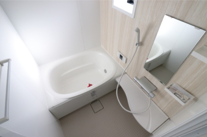 バス・シャワールーム　お風呂場も落ち着いた雰囲気に、リラックスできます