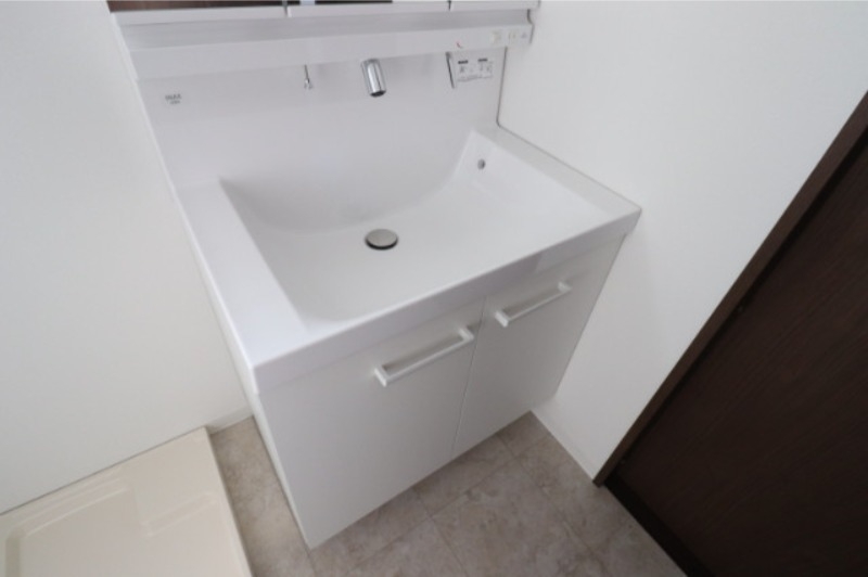 洗面設備　独立洗面台があります、朝の身支度もバッチリ