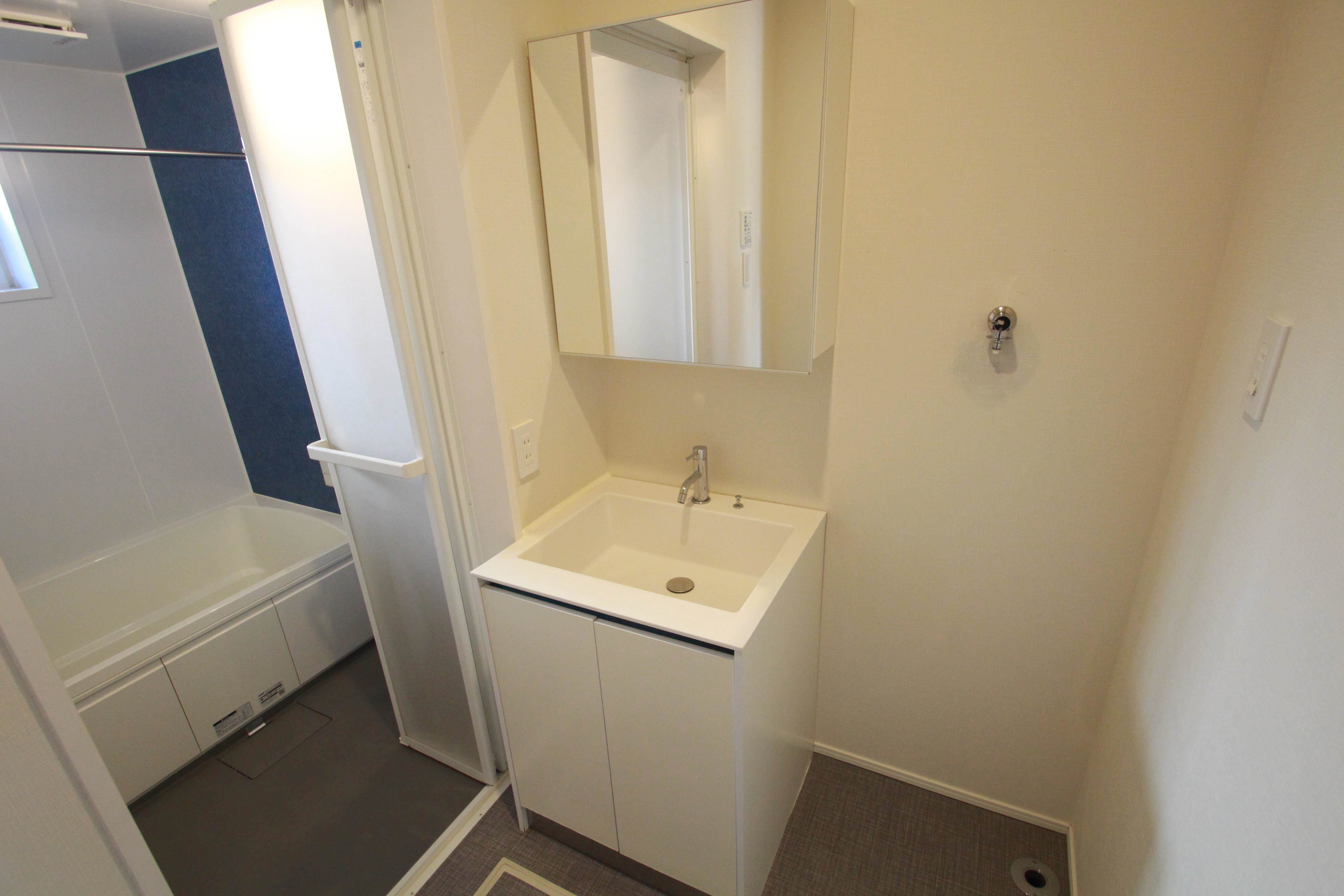 洗面設備　身支度に便利な独立洗面台です。