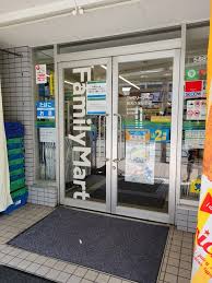 コンビニ　ファミリーマート新大久保店（コンビニ）まで198m