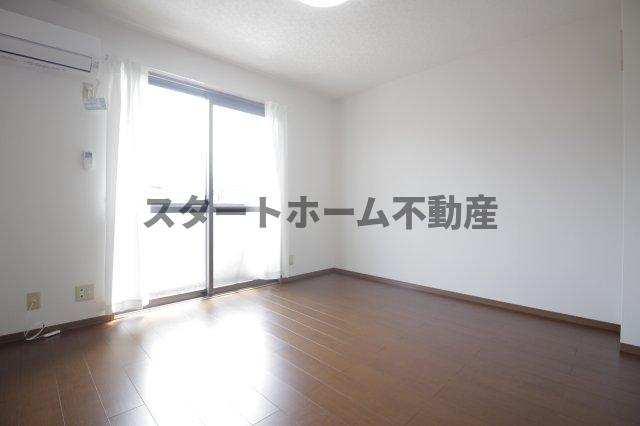 居室・リビング　こちらのリビングで趣味の時間をお楽しみください