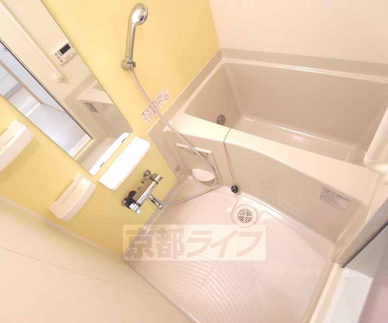 バス・シャワールーム　ゆったりサイズのお風呂です