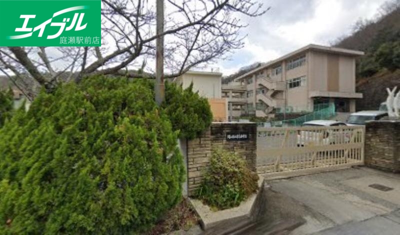 小学校　岡山市立津島小学校（小学校）まで1215m