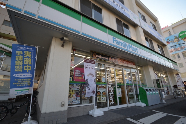 コンビニ　ファミリーマート曙四丁目店（コンビニ）まで656m