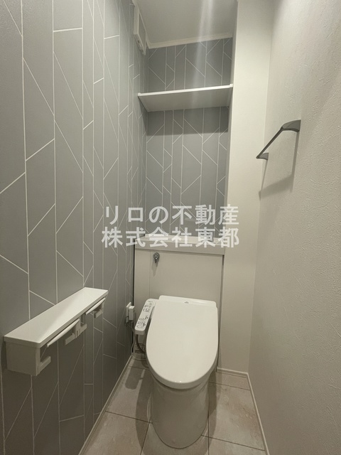 トイレ　白基調で清潔感のあるトイレです♪