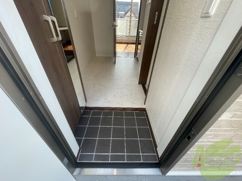 玄関　玄関からの様子です。すぐ部屋が見えないのは安心ですね。