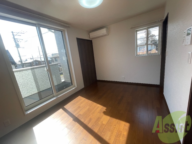 居室・リビング　南向きなので日が差し込んできて１日中お部屋が明るいです。