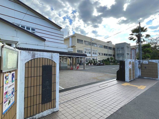 小学校　羽曳野市立西浦小学校（小学校）まで705m