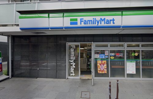 コンビニ　ファミリーマート 西麻布霞町店（コンビニ）まで247m