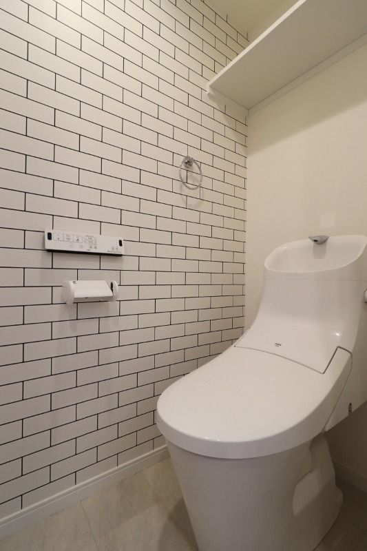 トイレ　かわいい壁紙が特徴のトイレ空間です