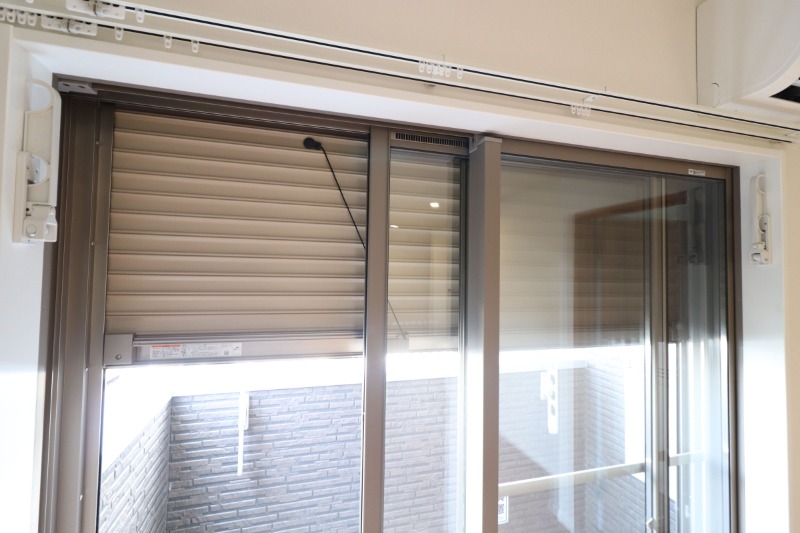 バルコニー　バルコニーの窓にはシャッター付きです