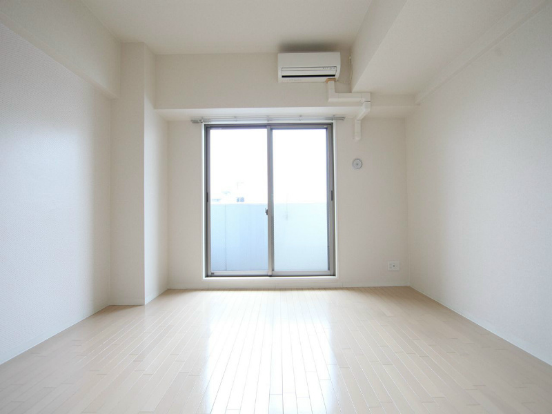 バルコニー　洋室8.4帖　エアコン完備　クローゼット付　バルコニー