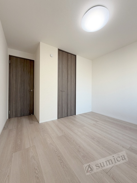 その他部屋・スペース　内装は白を基調として建具とキッチンがグッと映えてます＾＾