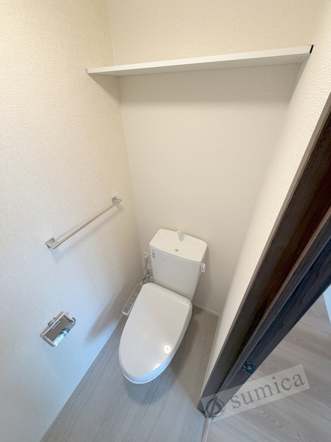 トイレ　人気アイテムの温水洗浄便座。清潔感のあるトイレです。