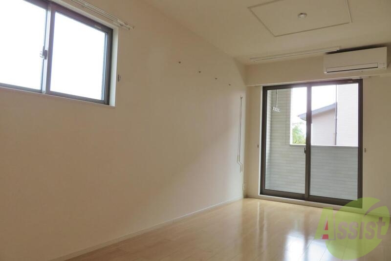 居室・リビング　二面採光が印象的な明るいお部屋です。フローリングも白めです。