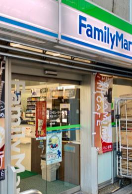 コンビニ　ファミリーマート 坪田リバーサイド店（コンビニ）まで75m