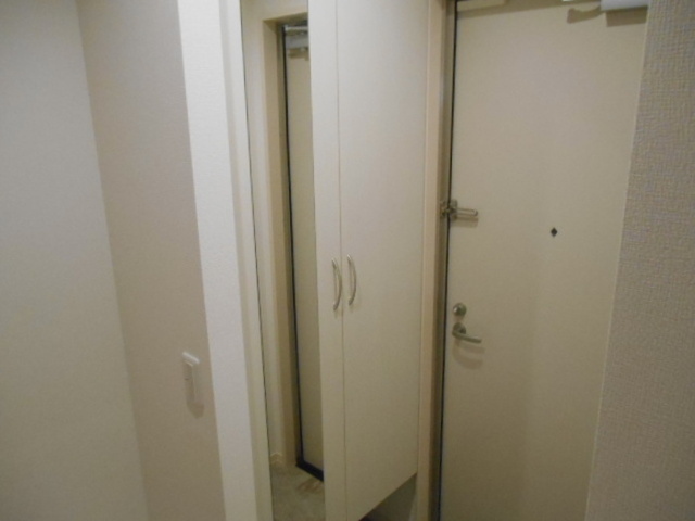 玄関　鏡付きシューズボックス