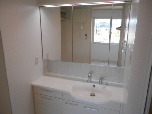 洗面設備　カウンター付き洗面化粧台