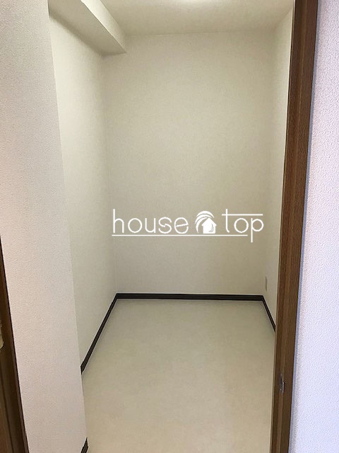 収納　納戸は衣類などたくさん収納出来ますよ！