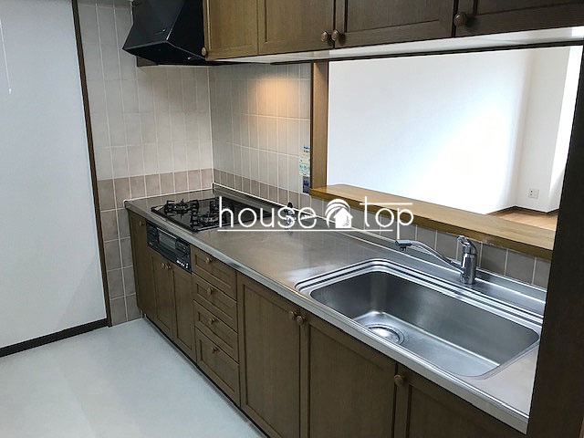 キッチン　3口コンロ付！キッチンの後ろも広いので食器棚も設置できますよ