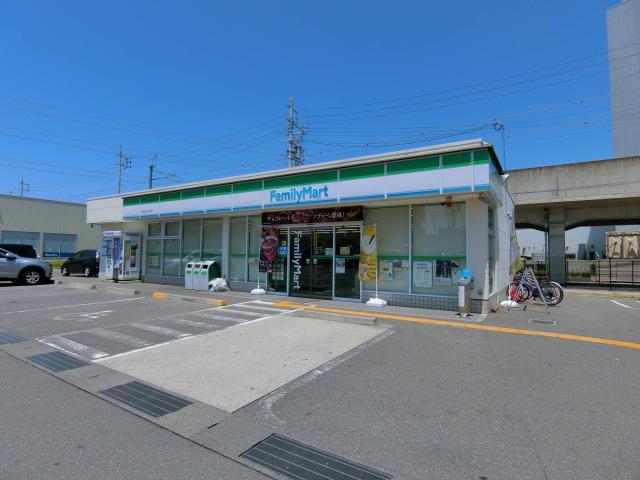 コンビニ　ファミリーマート（コンビニ）まで690m