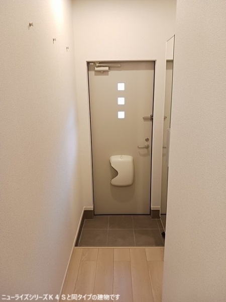 玄関　※参考写真　同建築メーカー施工の同間取完成他物件のものです。