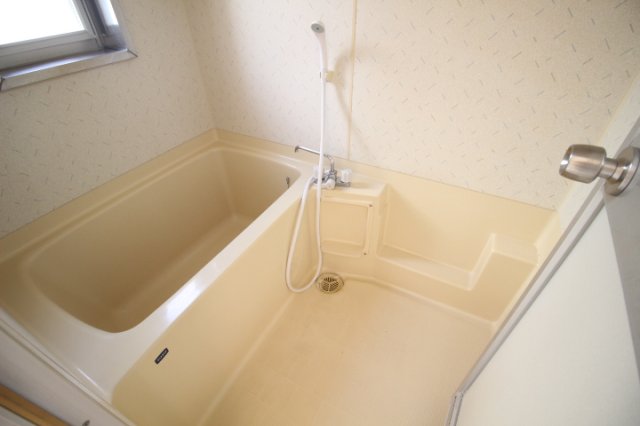 バス・シャワールーム　コンパクトで使いやすいお風呂です