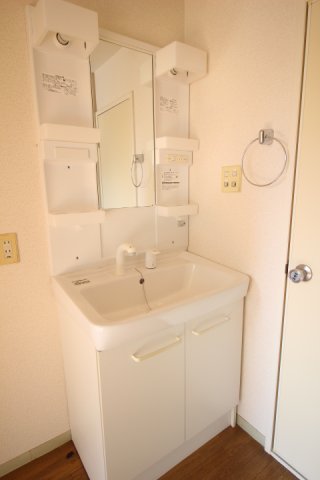 洗面設備　独立洗面台あり、毎朝おしゃれに忙しい女性の方におすすめです