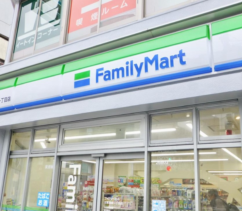 コンビニ　ファミリーマート 台東柳橋一丁目店（コンビニ）まで823m