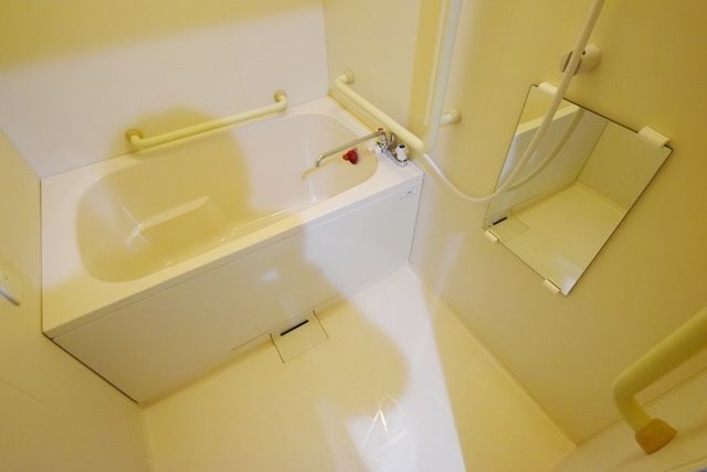 バス・シャワールーム　★浴槽と洗い場にも手すり有り★