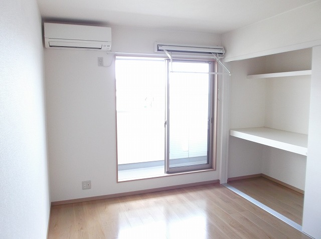 その他部屋・スペース　エアコン２台、室内物干し付き