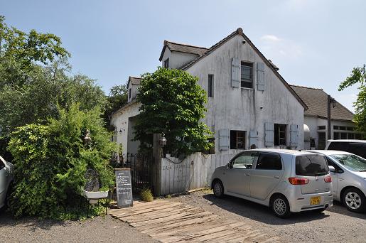 飲食店　カフェ・ラ・ファミーユ（飲食店）まで477m