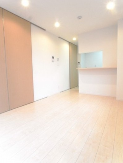 居室・リビング　別号室参考写真です