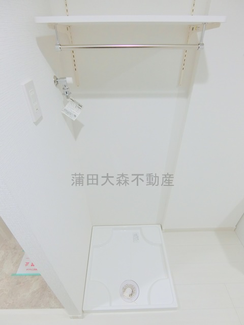 その他設備　棚付きの洗濯機置き場