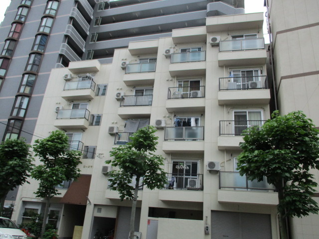 建物外観　緑に囲まれた白いマンションです