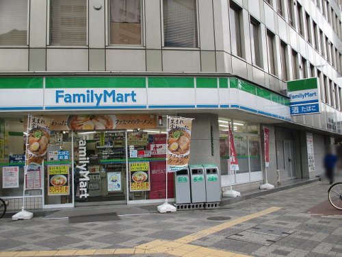 コンビニ　ファミリーマート（コンビニ）まで210m