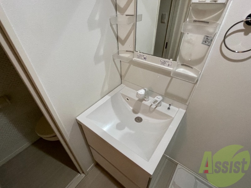 洗面設備　シャワーノズル付きの洗面台は、きれいで広くて使い易いです。