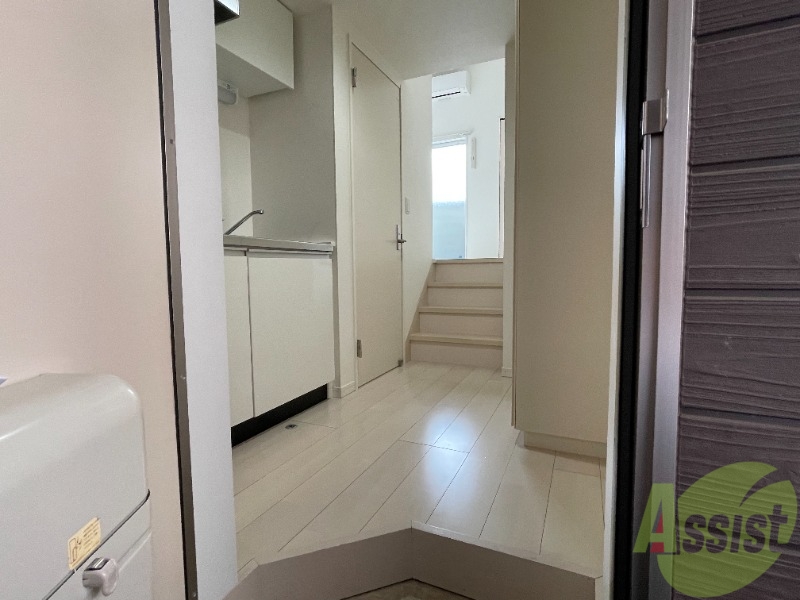 玄関　玄関からの様子ですリビングまでつながる廊下はきれいです。