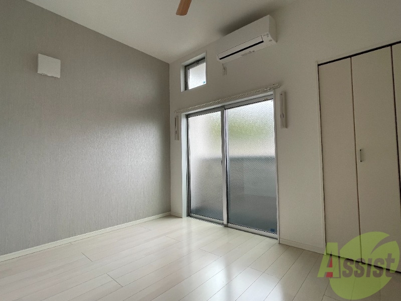 居室・リビング　６．６帖のリビングは大きな窓のおかげでよく陽が差します。