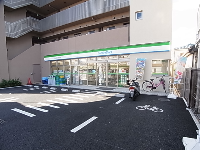 コンビニ　ファミリーマート　千住河原町墨堤通り店（コンビニ）まで595m