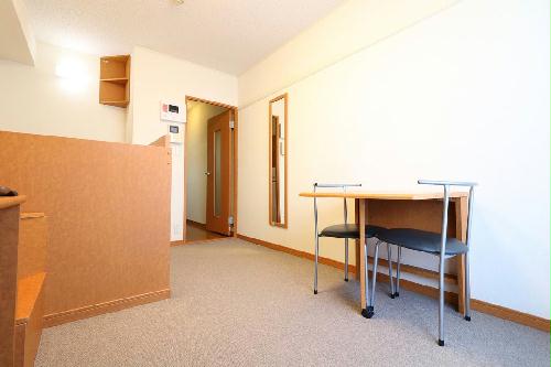 居室・リビング　新入学生には安心！家具家電付で、すぐに新生活をスタート！